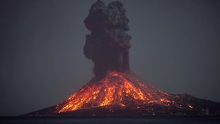Hypnotické nočné zábery erupcie sopky Krakatoa