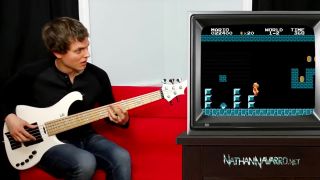 Nadaný basgitarista hrá naživo tóny k hre Super Mario