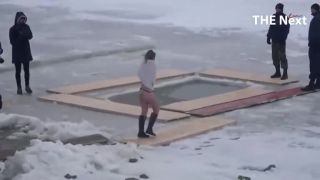 Ženy sa na ceremoniáli dávajú do veľmi studenej vody
