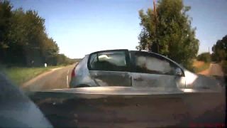 Dve ženy za volantom sa stretli na križovatke