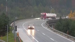 Tragická nehoda v Slovinsku na viadukte (šofér kamiónu neprežil)