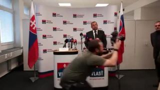 Kotleba odišiel s Harabinovej tlačovky o spájaní