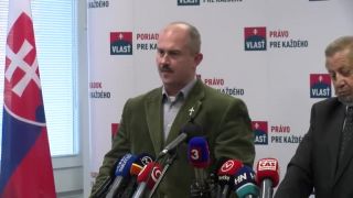 Kotleba odišiel s Harabinovej tlačovky o spájaní. Celé video