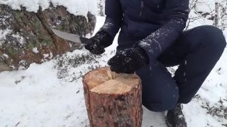 Blond zálesáčka si robí v lese večeru 2