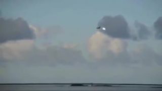 Svetelné UFO odstráni vojenskú helikoptéru!