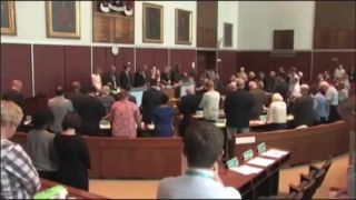 Trochu netradiční začiatok sedení na radnici v Oldhame