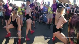 Matka striekala mlieko na festivale