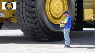 Najväčšie auto na diaľkové ovládanie váži 416 ton!