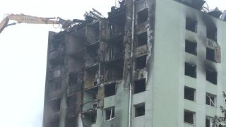 Búranie výbuchom poškodeného paneláku v Prešove