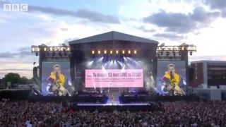 Miley Cyrus a Ariana Grande - Don't Dream It's Over