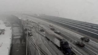 Hromadná dopravná nehoda na rušnej diaľnici (New York)