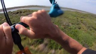 Kitesurfer preskočil 140 metrov široký výbežok pevniny