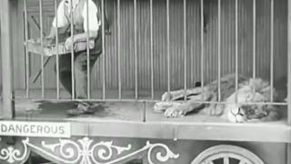 Charlie Chaplin si užíva zo zvieratkami..