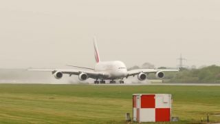 Airbus A380 pristáva na mokrej dráhe