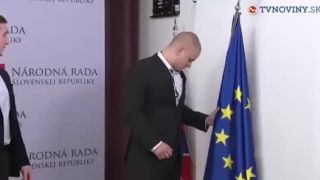 Kotleba dal vyhodiť vlajku EÚ: "Daj preč tú modrú handru, Miňo!"
