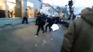 Agresívni liberáli napadli voličov ĽSNS v Trnave, obuškami!!