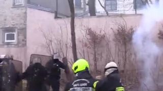 Bitka hasičov a policajtov vo Francúzsku