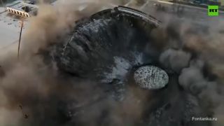 Robotník prerezal nosník a štadión sa zrútil (Petrohrad)