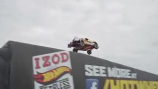 Najdlhší skok na aute dopadol...