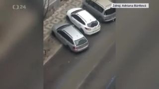 Taxikár vyhodil slepú ženu z auta na ulici