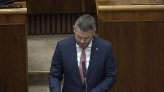Pele k roztržke v parlamente s tortovými.. ehm.. "bojovníkmi"