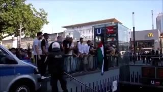 Skandujú Adolf Hitler a Allahu Akbar