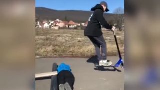 Oňo na kolobeźke