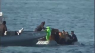 Grécka pobrežná stráž zastavila loď s migrantami