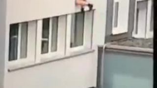 Ešteže nosí pred sebou batoh