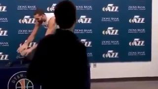 Robil si srandu s koronavírusu, neskôr mu ho potvrdili