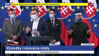 Budú mať nakazení pred domom tabuľu s upozornením?