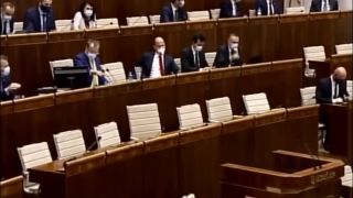 Hlasovanie o znížení platov poslancov počas krízy