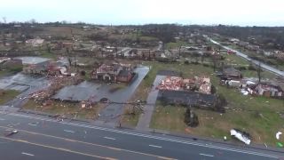 Tornádo s rýchlosťou 281 km/h zabilo 25 ľudí (Tennessee)