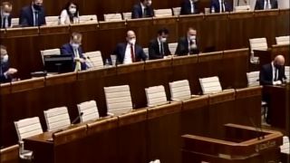 Kotleba: Návrh na zníženie platov poslancov počas krízy