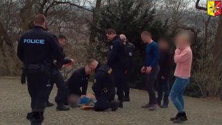 Policajti zachránili život 30 - ročnému mužovi (Praha)
