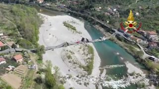 Zábery talianskych hasičov zničeného mosta v Toskánsku