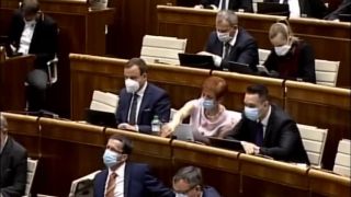 Vláda lobuje za plastové fľaše na úkor prírody lebo COVID - 19