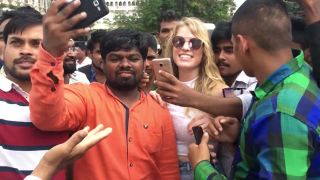 Efekt bielej turistky prechádzajúcej sa ulicou v Indii