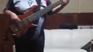 Ukážem vám, ako hrať na gitare a pekne pri tom vrtieť zadočkom