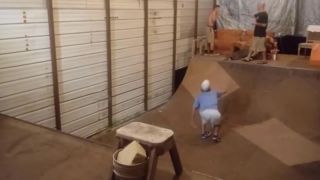 Zubár si na mladíkovi pekne prilepší (dostal do držky)