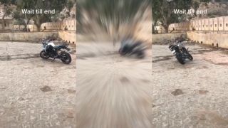 Opice si urobili z motorky prekážku (India)