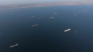 Desiatky tankerov čakajú na vyloženie, niet kam (California)