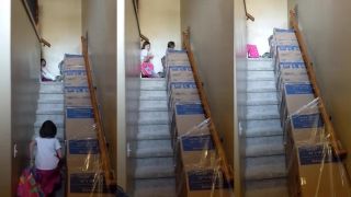 Otec pomocou krabíc premenil schodište na detské ihrisko