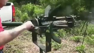 Rotačný guľomet z automatov Kalašnikov (šikovný Američan)