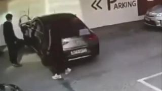 Prišla do Mercedes showroamu a pritlačila manažéra k múru