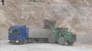 Mercedes Actros na náklade v lome