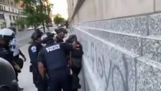 Pokojný protestujúci spacifikovali demonštranta z hnutia ANTIFA