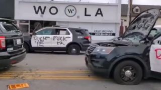 Zničené policajné autá (Los Angeles)