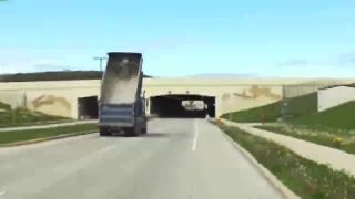 Jedno nákladné auto a v ňom jeden debil