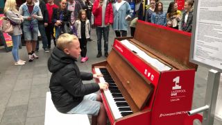 Chlapec za 4 minúty zaujal dav ľudí (90te roky na klavíri)